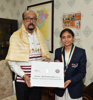 रायपुर : राष्ट्रपति पुरस्कार से सम्मानित एनएसएस की छात्रा लेखनी साहू ने राज्यपाल से की सौजन्य भेंट