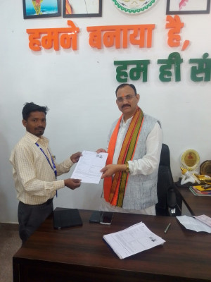 रायपुर : स्वास्थ्य मंत्री श्री श्याम बिहारी जायसवाल को बीएलओ ने सौंपा ईएफ फॉर्म