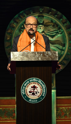 रायपुर : राज्यपाल श्री रमेन डेका खैरागढ़ महोत्सव के समापन समारोह में हुए शामिल