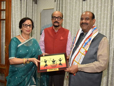 रायपुर : राज्यपाल श्री रमेन डेका ने लोकसभा अध्यक्ष श्री बिड़ला को स्मृति चिन्ह भेंट किया