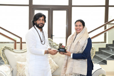 रायपुर : भारतीय महिला क्रिकेट टीम की फिजियोथैरेपिस्ट आकांक्षा सत्यवंशी ने की मंत्री एवं सतनामी समाज के गुरु खुशवंत साहेब से सौजन्य भेंट