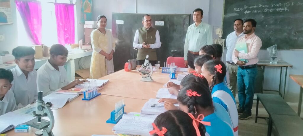 कलेक्टर श्री अजीत वसंत का ग्रामीण क्षेत्रों का निरीक्षण दौरा