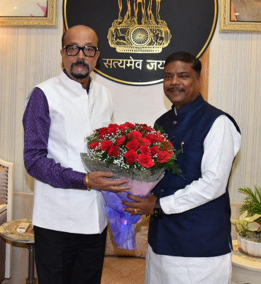 रायपुर : राज्यपाल श्री डेका से वन मंत्री श्री केदार कश्यप ने की सौजन्य भेंट