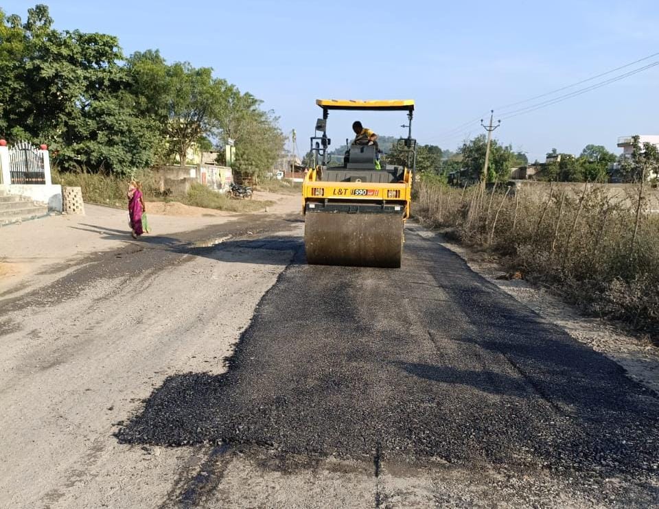 सड़क सुधार से बढ़ी रफ्तारः लोक निर्माण विभाग कोरबा ने शुरू किया मार्ग मरम्मत अभियान
