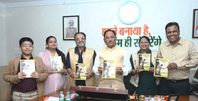 रायपुर : मुख्यमंत्री ने किया श्री शंकर पांडे की पुस्तक ‘छत्तीसगढ़ अतीत से अब तक’ का विमोचन