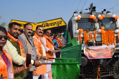 रायपुर : सरगुजा संभाग के 850 श्रद्धालु विशेष ट्रेन से अयोध्या धाम के लिए हुए रवाना