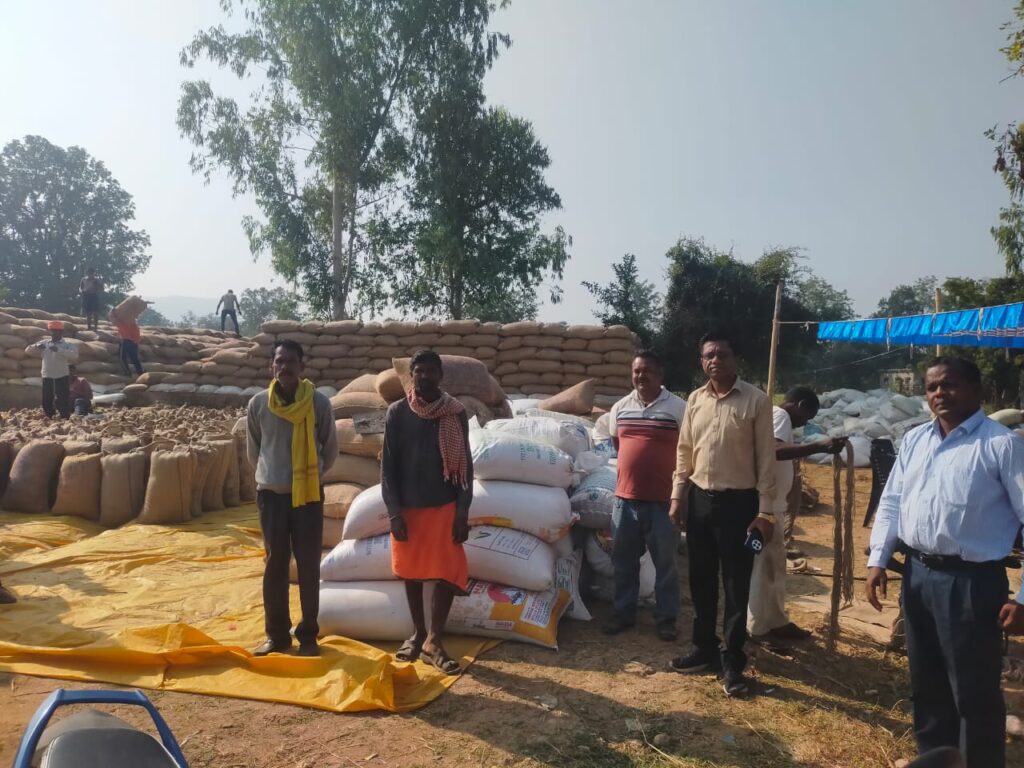 जटगा धान उपार्जन केंद्र में एसडीएम का आकस्मिक निरीक्षण, 45 कट्टी संदिग्ध धान जब्त