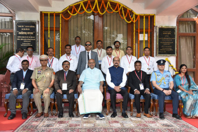 रायपुर : उप राष्ट्रपति ने राजभवन परिवार के साथ कराई फोटोग्राफी