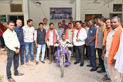 रायपुर : उपमुख्यमंत्री विजय शर्मा ने दसरू को प्रदान की मोटराइज्ड ट्राइसाइकिल