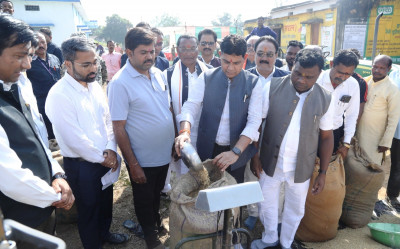 रायपुर : राजस्व मंत्री श्री टंकराम वर्मा ने कांकेर जिला के मालगांव खरीदी केन्द्र में पूजा अर्चना कर धान खरीदी का किया शुभारंभ