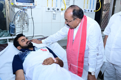 रायपुर : उप मुख्यमंत्री श्री अरुण साव रेल हादसे में घायल लोगों से मिले