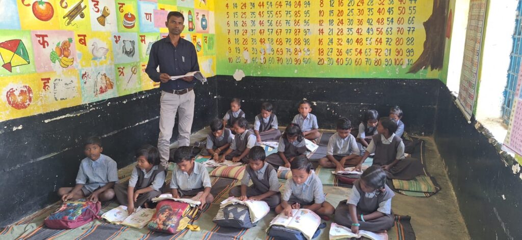 एकल शिक्षक से मिली राहतः सरपता प्राथमिक शाला में नए शिक्षक के आगमन से बदली शिक्षा की तस्वीर