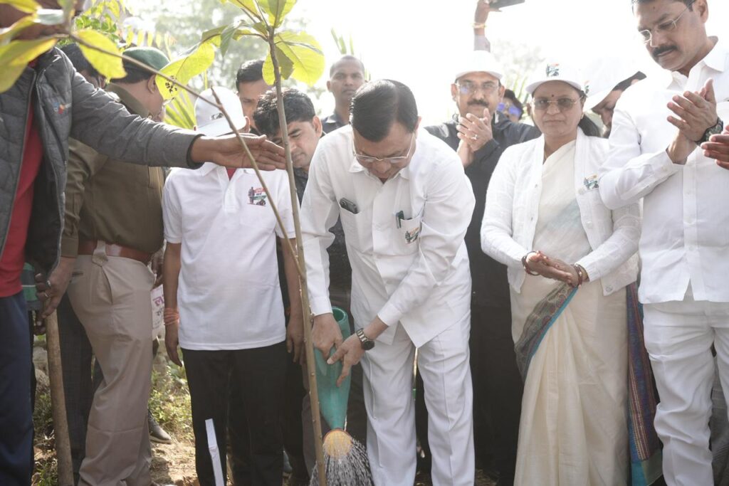 एक पेड़ मां के नाम अभियान के तहत किया पौधरोपण