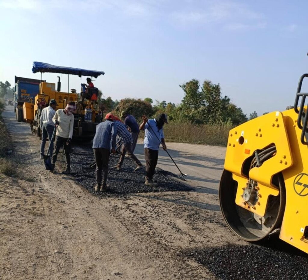 कोरबा जिले में सड़क सुधार कार्य जारी,  आमजन के सुगम आवागमन के लिए बीटी पेच मरम्मत कार्य प्रगति पर’..
