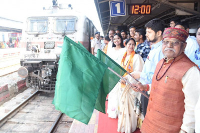 रायपुर : मुख्यमंत्री तीर्थ दर्शन योजना के तहत दुर्ग संभाग के 800 तीर्थयात्री द्वारका, सोमनाथ एवं नागेश्वर के लिए हुए रवाना