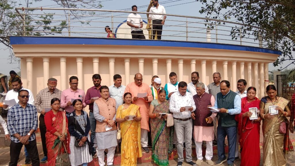 संविधान के 76 वर्ष पूरे होने के अवसर पर कांग्रेस अनुसूचित जाति प्रकोष्ठ एवं जिला कांग्रेस कमेटी कोरबा के तत्वाधान में  बाबा साहब डॉ. भीमराव अंबेडकर प्रतिमा के समक्ष सविधान दिवस मनाया गया