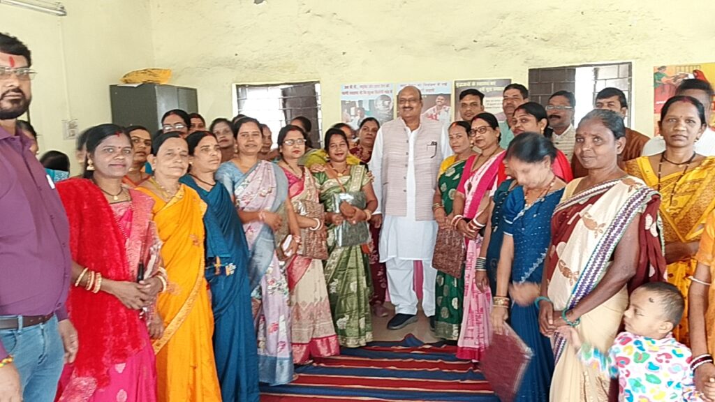 मितानिन दिवस के उपलक्ष्‍य में पूर्व मंत्री जयसिंह अग्रवाल के मुख्‍य आतिथ्‍य में मितानिनों का किया गया सम्‍मान