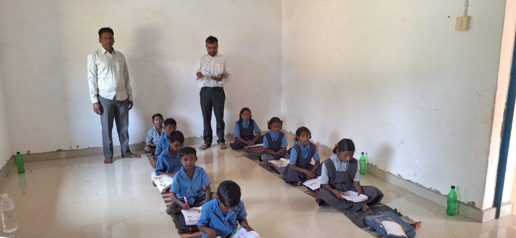 वनांचल ग्राम सागबाड़ी प्राथमिक शाला में दो शिक्षकों से बदल रही शिक्षा की तस्वीर
