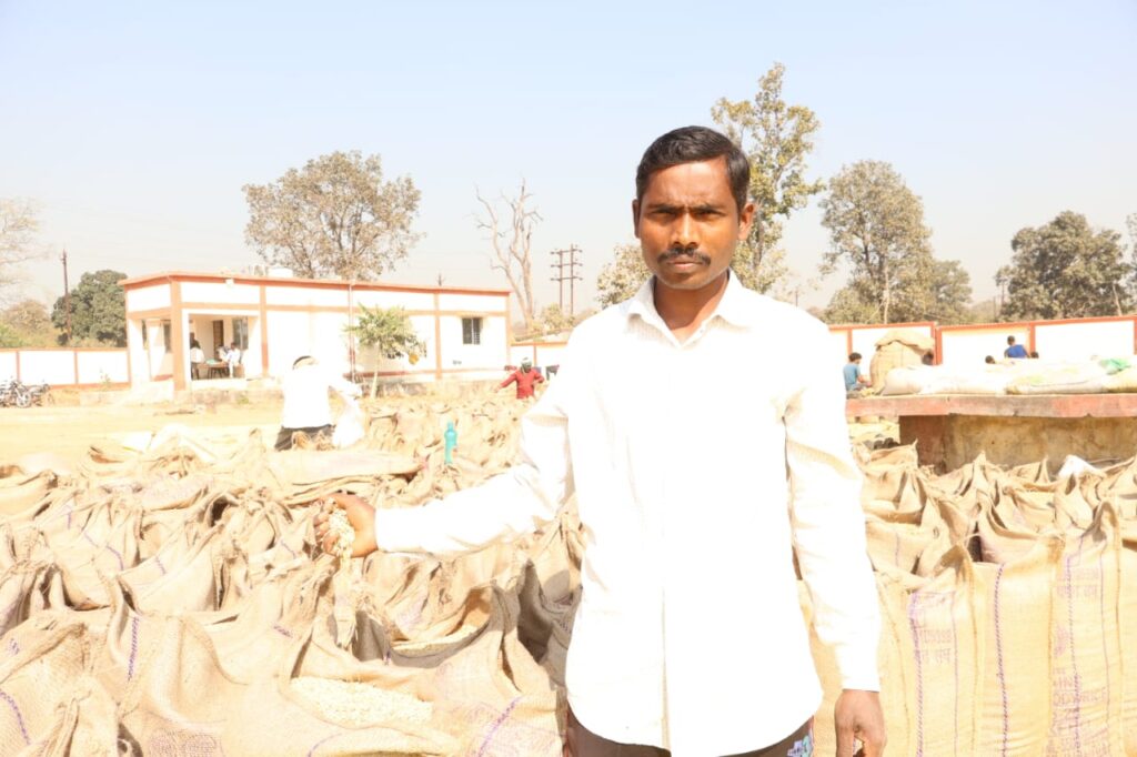 बेहतर मौसम और सुव्यवस्थित खरीदी व्यवस्था से खुश किसान – किसन बंजारे ने बेचा 145 क्विंटल धान