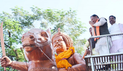 रायपुर : मुख्यमंत्री श्री विष्णुदेव साय ने जयस्तंभ चौक में किया शहीद वीर नारायण सिंह के त्याग और संघर्ष का स्मरण