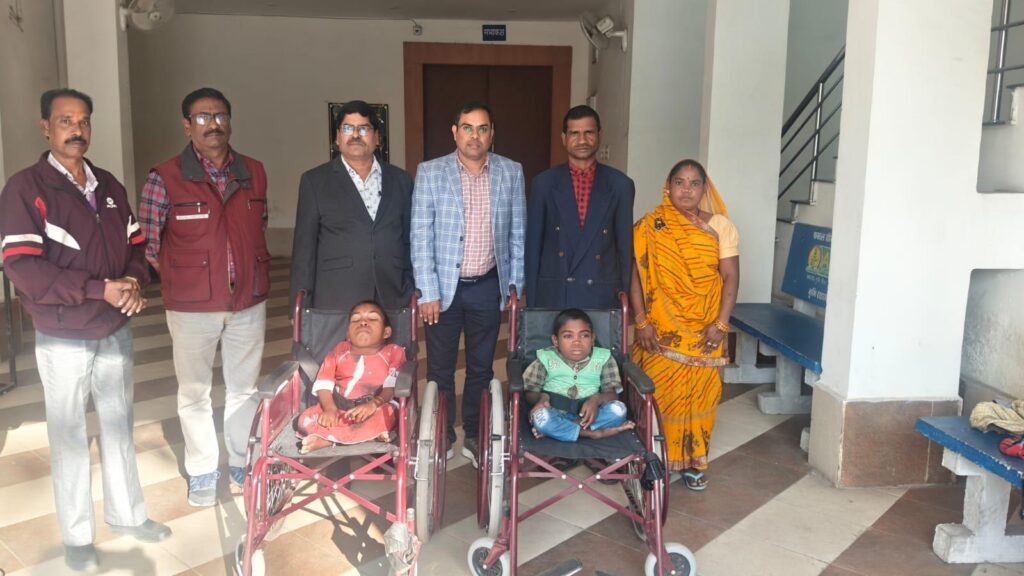 जनदर्शन में करण और मीना को मिला व्हीलचेयर, कुल 86 आवेदन प्राप्त हुए