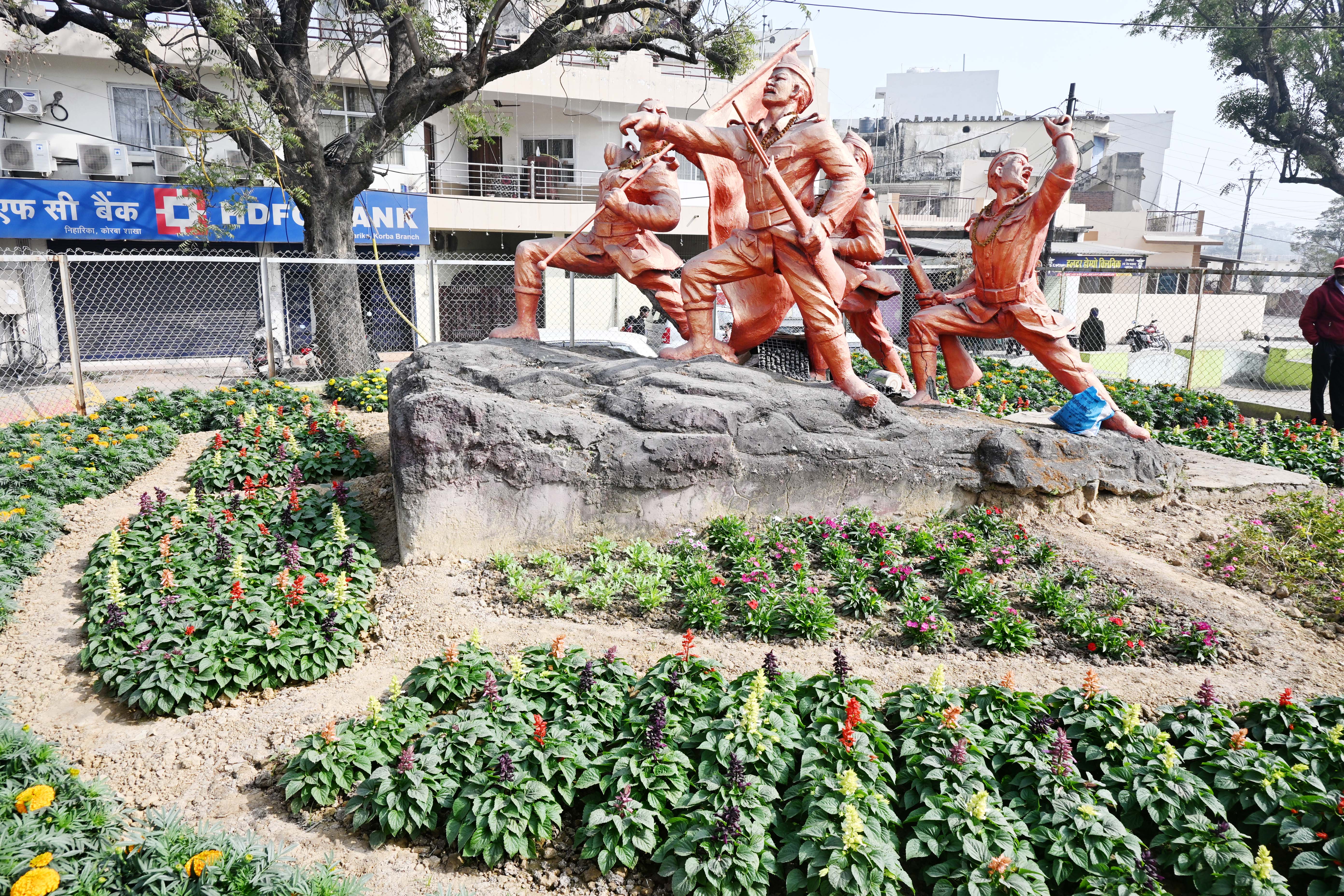 स्माल गार्डनिंग से शहर सौदंर्यीकरण को मिल रहा नया लुक, जगह-जगह मुस्कुरा रहे नयनाभिराम रंग बिरंगे फूल व पौधे