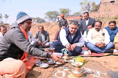 रायपुर : राज्य सरकार की जनकल्याणकारी नीतियों को धरातल पर उतारने के संकल्प के साथ कैबिनेट मंत्री राजेश अग्रवाल ने खैरबार और जुनाडीह में बहुप्रतीक्षित विकास कार्यों का किया भूमिपूजन