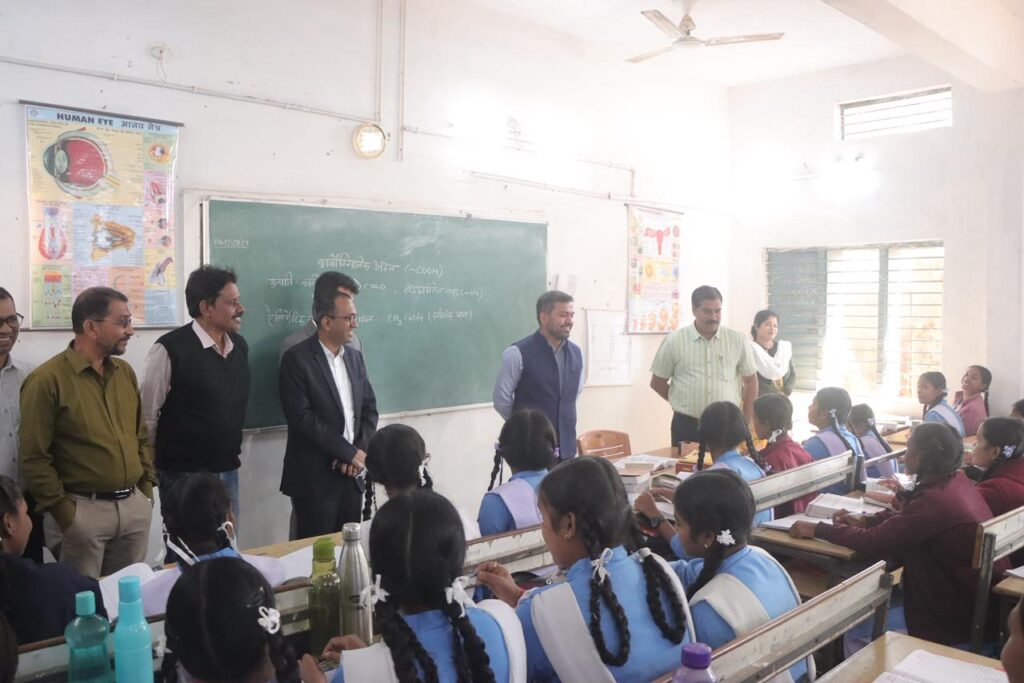 प्रभारी सचिव डॉ. रोहित यादव ने कटघोरा में शासकीय कन्या विद्यालय का किया निरीक्षण