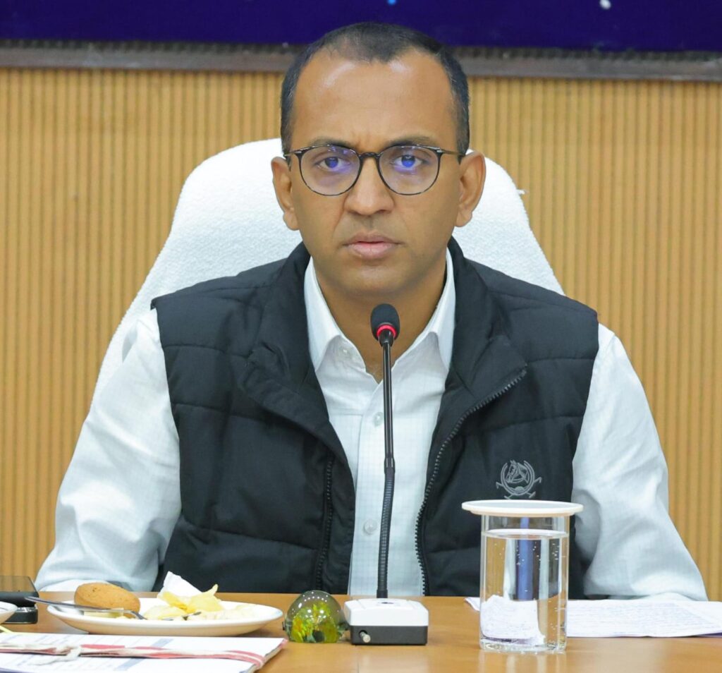 कलेक्टर ने ली राजस्व अधिकारियों की बैठक