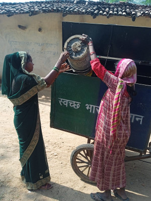 रायपुर : स्वच्छता दीदी द्वारा ग्रामीण क्षेत्रों में किया जा रहा है डोर टू डोर कचरा संग्रहण