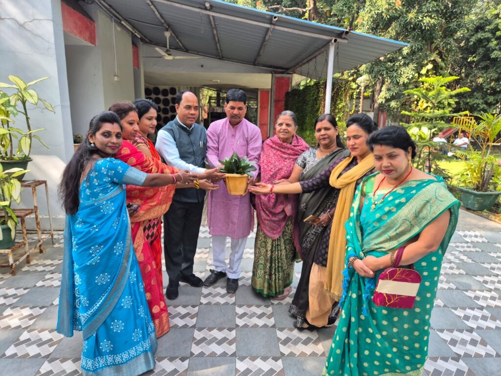 नवनियुक्‍त जिला कांग्रेस अध्‍यक्ष द्वय मुकेश कुमार राठौर एवं मनोज चौहान का जिला महिला कांग्रेस पदाधिकारियों ने पुष्‍पगुच्‍छ भेंटकर किया स्‍वागत एवं अभिनंदन