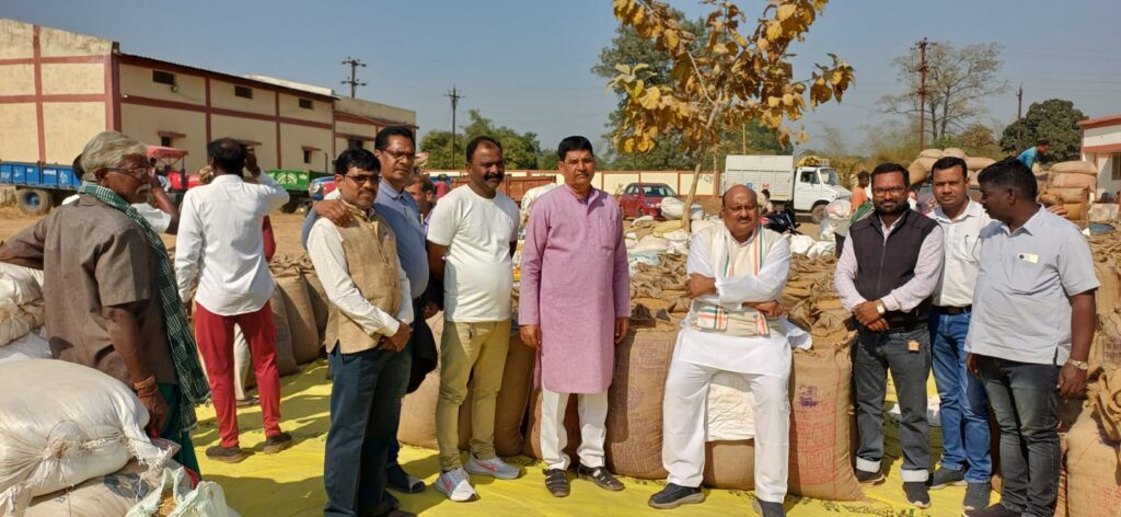 धान खरीदी केन्‍द्रों में किसानों की बढ़ती समस्‍याओं को देखते हुए पूर्व मंत्री जयसिंह अग्रवाल ने दादर एवं सुमेधा, नागिनभांठा धान खरीदी केन्‍द्र के व्‍यवस्‍था का निरीक्षण किया