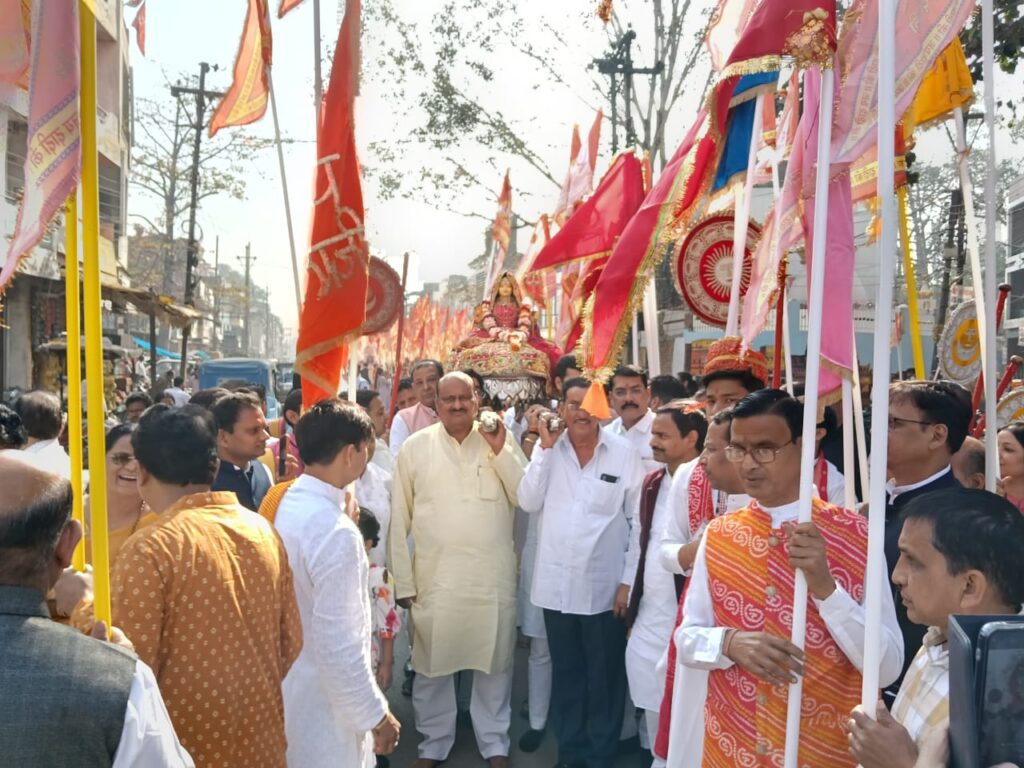दो दिवसीय अंतर्राष्ट्रीय मंगल पाठ एवं भजन उत्सव  पर भव्य शोभा यात्रा एवं पालकी यात्रा निकाली गई..पूर्व मंत्री जयसिंह अग्रवाल हुए शामिल
