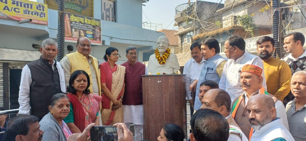 कांग्रेस ने सामुहिक उपवास रखा