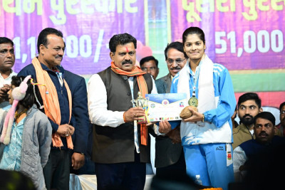 रायपुर : उपमुख्यमंत्री श्री विजय शर्मा ने साउथ एशियन बॉल बैडमिंटन चैंपियनशिप में स्वर्ण पदक जीतने वाली कवर्धा की बेटी रिया तिवारी का किया सम्मान