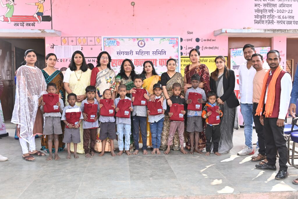 एनटीपीसी सीपत की संगवारी महिला समिति द्वारा 15 शासकीय प्राथमिक शालाओं के 1492 विद्यार्थियों को स्वेटर वितरण…