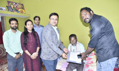 रायपुर : संवेदनशील सुशासन की मिसाल: समारोह में नहीं आ सके सेवानिवृत्त कर्मी, तो प्रशासन स्वयं पहुंचा उनके द्वार