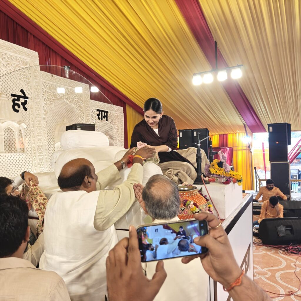 3 दिवसीय नानीबाई का मायरा मे जयाकिशोरी से पूर्व मंत्री जयसिंह अग्रवाल ने साल श्रीफल भेंटकर मुलाकात की