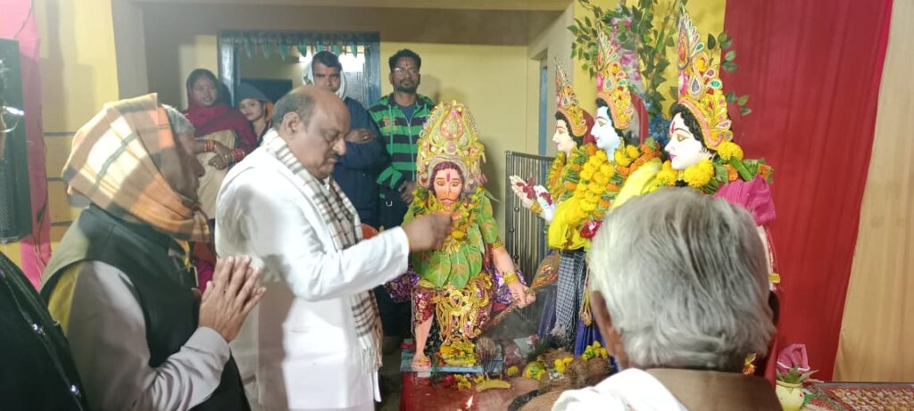 पूर्व मंत्री जयसिंह अग्रवाल श्रीराम कथा श्रवण करने पहुंचे