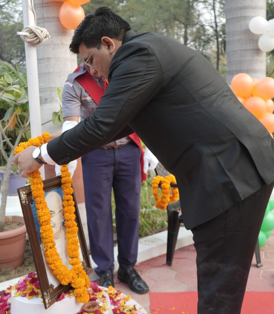 कलेक्टर श्री कुणाल दुदावत ने कलेक्ट्रेट आवास में किया ध्वजारोहण