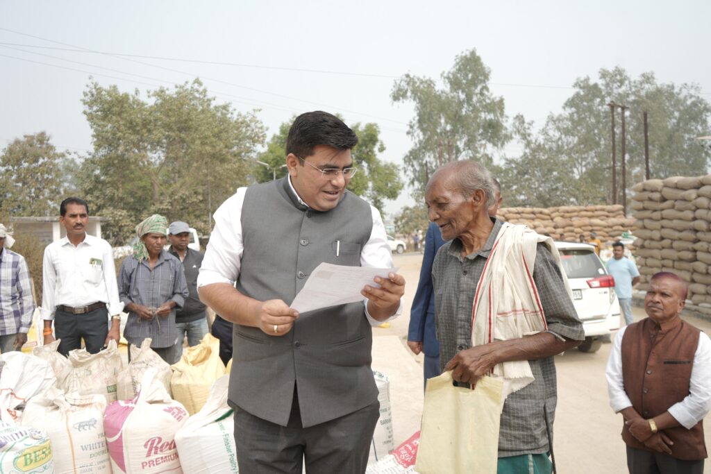“का हाल हे कका……. कोई तकलीफ़ तो नहीं?” : कलेक्टर ने किसानों से संवाद कर किया धान खरीदी केंद्र का निरीक्षण