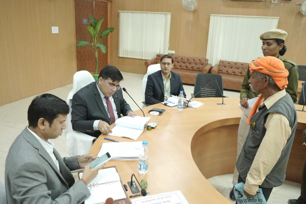 जनदर्शन में कलेक्टर ने सुनीं नागरिकों की समस्याएं, अधिकारियों को दिए त्वरित कार्रवाई के निर्देश