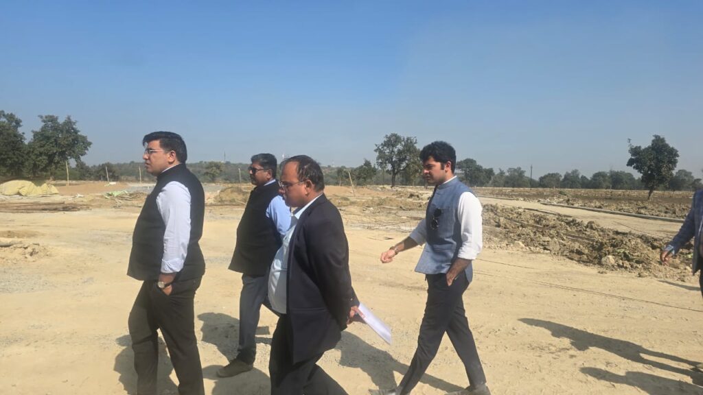 कलेक्टर द्वारा पुनर्वास ग्रामों एवं सड़कों के निर्माण कार्यों का निरीक्षण