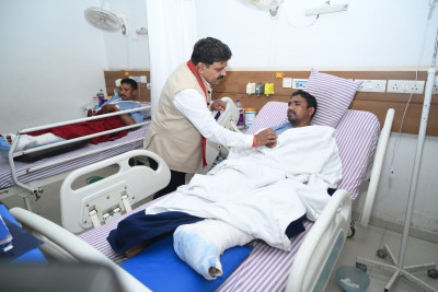 रायपुर : उपमुख्यमंत्री श्री विजय शर्मा ने आईईडी ब्लास्ट में घायल जवानों से अस्पताल में की मुलाकात