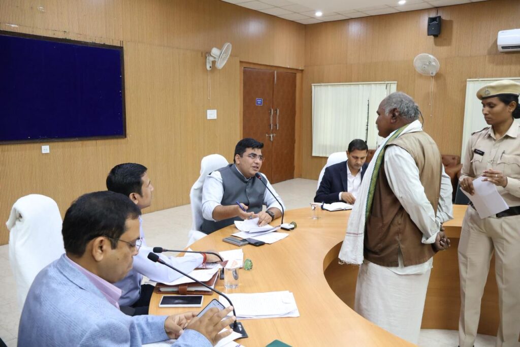 जनदर्शन में कलेक्टर ने सुनी दूरस्थ वनांचल से लेकर शहरी क्षेत्रों तक की समस्याएं…प्राप्त आवेदनों को समय-सीमा में निराकरण के निर्देश..