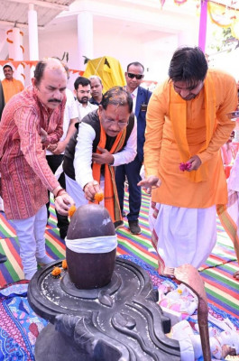 रायपुर : नीलकंठेश्वर महादेव मंदिर के प्राण-प्रतिष्ठा समारोह में मुख्यमंत्री श्री विष्णु देव साय हुए शामिल