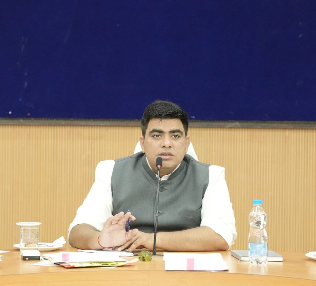 पीएम सूर्यघर योजना में शहरी व ग्रामीण हितग्राहियों को जोड़ते हुए सोलर पैनल स्थापना में लाएं तेजी- कलेक्टर