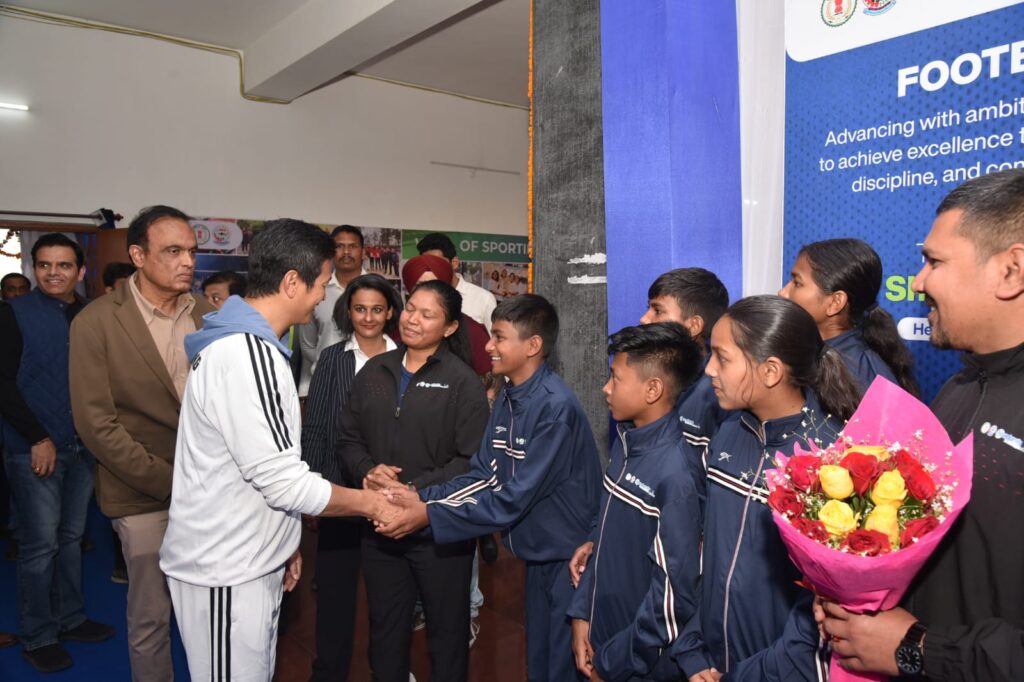 बालको के खेल अकादमी में फुटबॉलर बाइचुंग भूटिया ने किया खिलाड़ियों का उत्साहवर्धन100 से अधिक खिलाड़ियों को भूटिया ने सिखाए अनुशासन के गुर और तकनीकी बारीकियां
