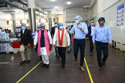 रायपुर : उपमुख्यमंत्री श्री विजय शर्मा एवं वन मंत्री श्री केदार कश्यप ने पशुपालकों एवं बिहान दीदियों के साथ किया आधुनिक डेयरियों का भ्रमण