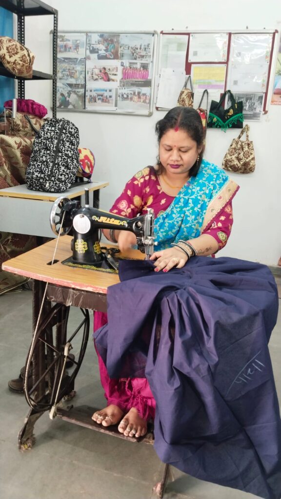 टेलरिंग के व्यवसाय में पूजा देवांगन को मिला मजबूत आधार